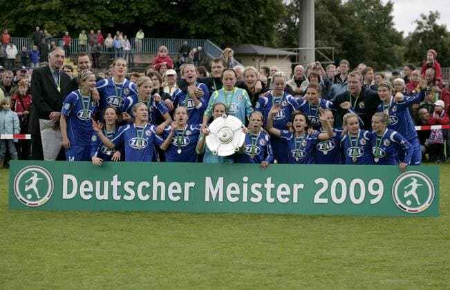 1. FFC Turbine Potsdam - Deutscher Meister 2009 o0 Jubel, Freude, Sieg, Sieger, Meister, Siegerehrung, Schriftzug, Siegerfoto, totale