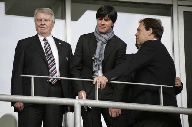 V.li.: DFB Vizepräsident Engelbert Nelle, Bundestrainer Joachim Löw und Holger Osieck (alle Deutschland) o0 Trainer Nationaltrainer o00 Funktionär