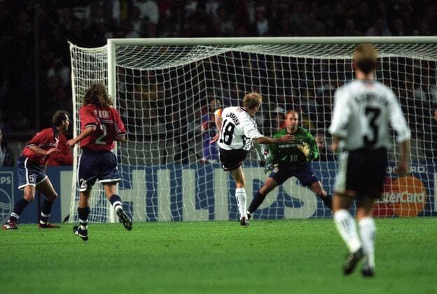 Jürgen Klinsmann (Deutschland, Mitte) überwindet Torwart Kasey Keller (USA) und erzielt das Tor zum 2:0 Fußball WM Herren WM 1998, Länderspiel, Nationalteam, Nationaltrikot, Deutschland - USA 2:0 Totale Paris Dynamik,