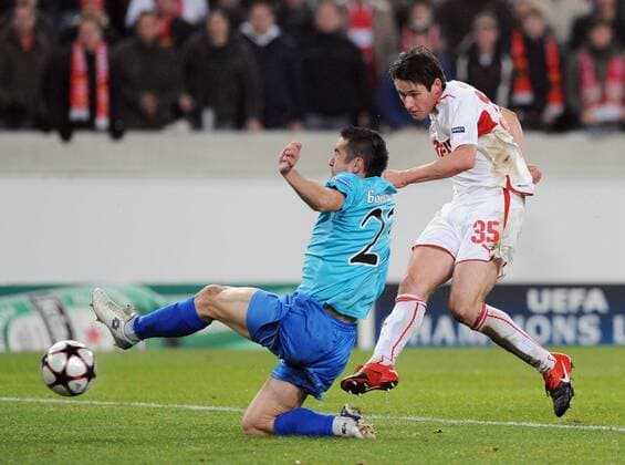 FUSSBALL International Champions League SAISON 2009 2010 09.12.2009 VfB Stuttgart - FC Unirea Urziceni Tor zum 2:0 VfB, Christian Träsch (Stuttgart,re) gegen Valeriu Bordeanu (Urziceni,li)  o0 Tor