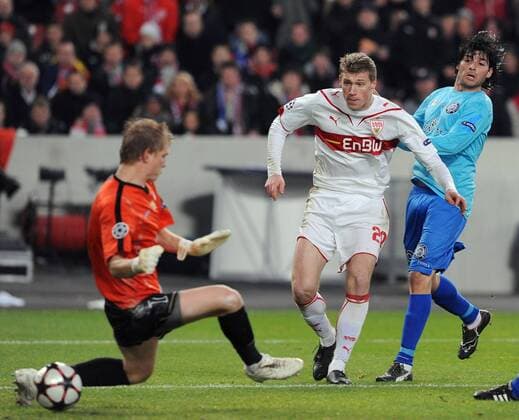 FUSSBALL International Champions League SAISON 2009 2010 09.12.2009 VfB Stuttgart - FC Unirea Urziceni Tor zum 3:0 VfB, Pavel Pogrebnyak (Stuttgart,mitte) gegen Giedrius Arlauskis (Urziceni,li) und Pablo Brandan (Urziceni,re) 