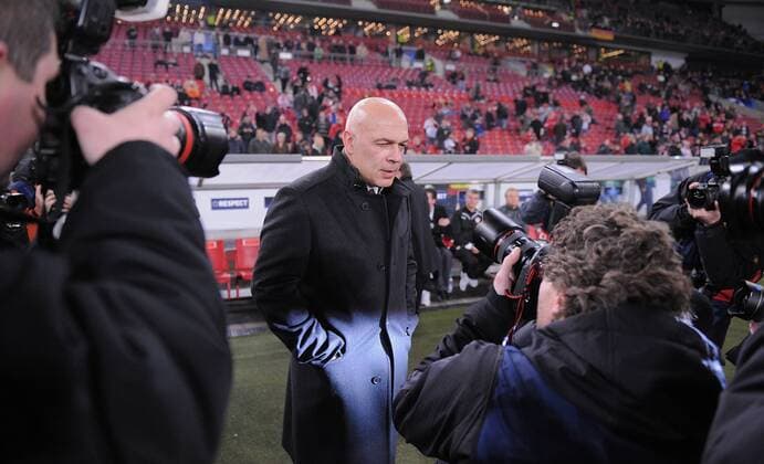 FUSSBALL International Champions League SAISON 2009 2010 09.12.2009 VfB Stuttgart - FC Unirea Urziceni Neuer VfB Trainer Christian Gross (Mitte) umringt von Fotografen 