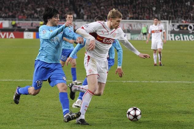 Pavel Pogrebnyak (VFB Stuttgart, re.) schiesst das Tor zum 3-0. CL League:VFB Stuttgart - FC Unirea Urziceni Champions League