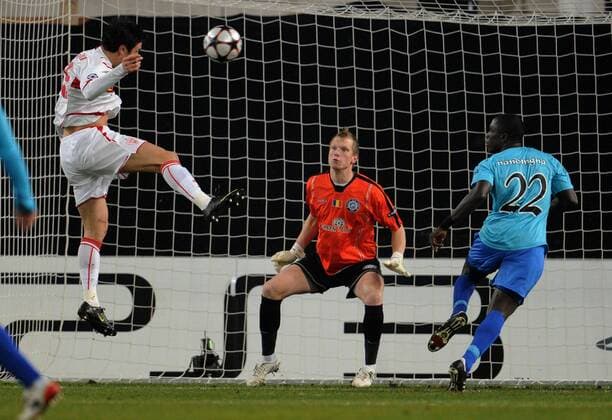 09.12.2009, Fussball, UEFA Champions League, VFB STUTTGART - UNIREA URZICENI Saison 2009 2010, Ciprian Marica (Stuttgart) erzielt mit diesem Kopfball das Tor zum 1-0