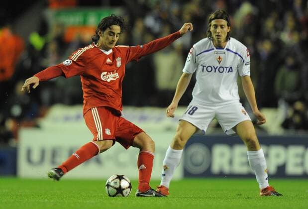Alberto Aquilani of Liverpool FC (L) and Riccardo Montolivo of ACF Fiorentina UEFA Champions League Group E Liverpool v Fiorentina 9th December, 2009 EDITORIAL USE ONLY. No use with unauthorised audio, video, data, fixture lists, club league logos or live services. Online in-match use limited to 120 images, no video emulation. No use in betting, games or single club league player publications. o0 AC Florenz