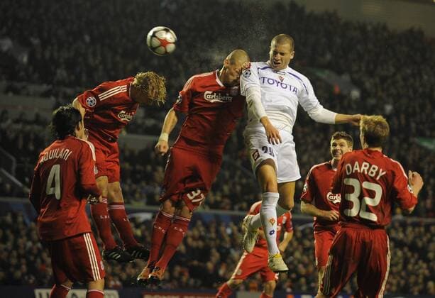 Lorenzo De Silvestriof ACF Fiorentina (3R) rises up above the Liverpool defence to direct a header towards goal UEFA Champions League Group E Liverpool v Fiorentina 9th December, 2009 EDITORIAL USE ONLY. No use with unauthorised audio, video, data, fixture lists, club league logos or live services. Online in-match use limited to 120 images, no video emulation. No use in betting, games or single club league player publications. o00 Dynamik kampf