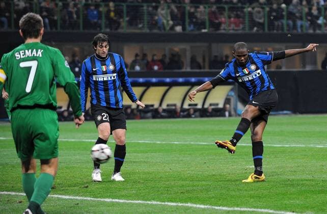 Samuel Eto o (r.) scores leading goal for Inter - Inter Mailand - Rubin Kazan - ANDREAXSTACCIOLI o0 Etoo Tor