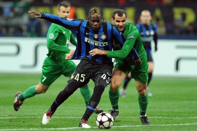Inter Mailand - Rubin Kazan 2:0 - Mario Balotelli (Inter, li.) gegen Lasha Salukvadze 