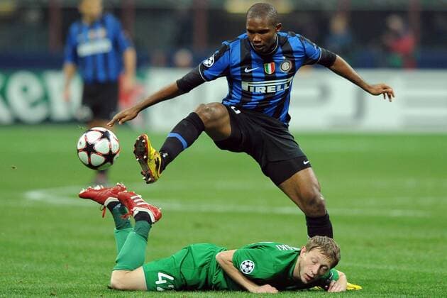 Inter Mailand - Rubin Kazan 2:0 - Samuel Eto o (Inter, re.) gegen Jerzy Rafal Murawski 