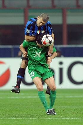 Inter Mailand - Rubin Kazan 2:0 - Walter Samuel (Inter, obenauf) gegen Alejandro Dominguez 