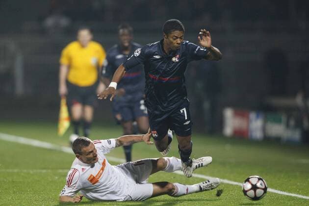 Olympique Lyon - VSC Debrecen - Michel BASTOS (Lyon, re.) gegen Laszlo BODNAR - NLEGOUIC -  o0 Kampf