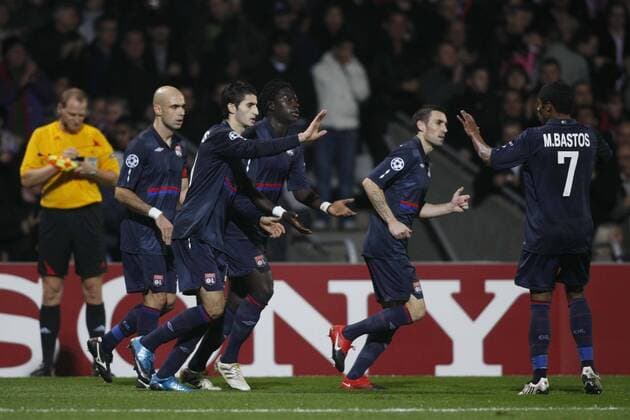Olympique Lyon - VSC Debrecen - Jubel Maxime GONALONS (2L) mit Bafetimbi GOMIS (Mitte) und Michel BASTOS (re., alle Lyon) - NLEGOUIC -  o0 Freude
