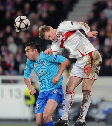 FUSSBALL International Champions League SAISON 2009 2010 09.12.2009 VfB Stuttgart - FC Unirea Urziceni Pavel Pogrebnyak (VfB,re) gegen Valeriu Bordeanu (Urziceni,li) 