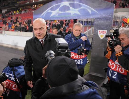 FUSSBALL International Champions League SAISON 2009 2010 09.12.2009 VfB Stuttgart - FC Unirea Urziceni Neuer VfB Trainer Christian Gross (Mitte) umringt von Fotografen 