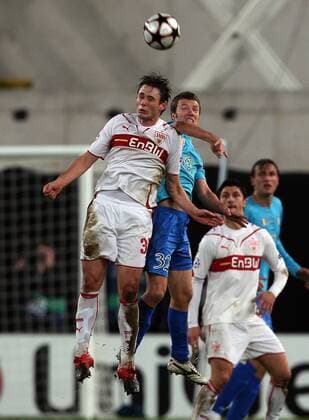 V.li. Christian Träsch (VfB), Iulian Catalin Apostol (Urziceni) . VfB Stuttgart-FC Unirea Urziceni . Stuttgart, DEU, 09.12.2009 , Fussball-Champions League 2009-2010 .