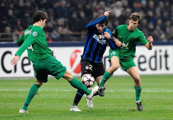 DIEGO MILITO (c) INTER, CESAR NAVAS (L), ALEKSANDR RYAZANTSEV RUBIN ; Inter Mailand (blau) - Rubin Kazan (grün) - ANDREAXSTACCIOLI