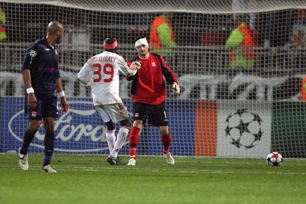 Olympique Lyon - Debreceni VSC; Debrecen; Adamo Coulibaly VSC) und Torwart Hugo Lloris (OL)  o00 Sponsor, Werbepartner, Werbung, Wirtschaft Ford