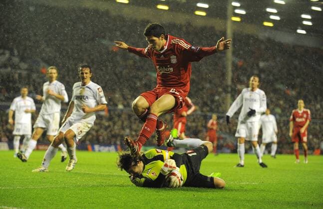 Daniel Pacheco (Liverpool), Torwart Sebastien Frey (Fiorentina), FC Liverpool - ACF Fiorentina; AC Florenz - EDITORIAL USE ONLY. No use with unauthorised audio, video, data, fixture lists, club league logos or live services. Online in-match use limited to 120 images, no video emulation. No use in betting, games or single club league player publications.