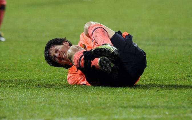 Lionel Messi - - Dynamo Kiew (weiß) - FC Barcelona (orange) -  o0 Verletzung Schmerz, schmerzen