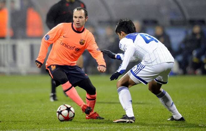 Andres Iniesta (L) - Dynamo Kiew (weiß) - FC Barcelona (orange) - 