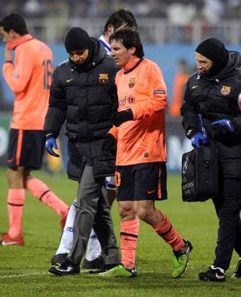 Lionel Messi - - Dynamo Kiew (weiß) - FC Barcelona (orange) -  o0 Verletzung Betreuer