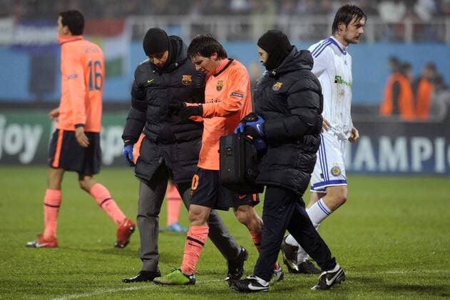 Lionel Messi - - Dynamo Kiew (weiß) - FC Barcelona (orange) - o0 Verletzung Betreuer