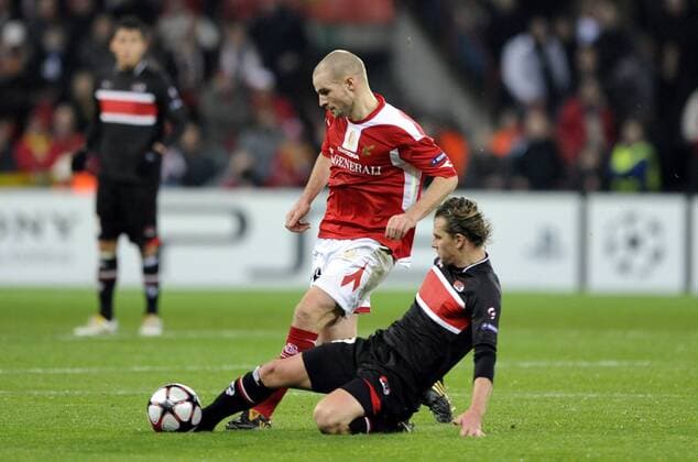 LIEGE , 09 12 2009 CHAMPIONS LEAGUE - Standard Lüttich - AZ Alkmaar - BENJAMIN NICAISE (Standard, li.) - 