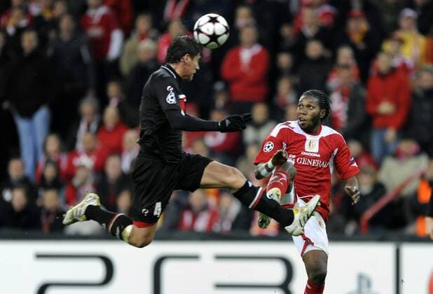 LIEGE , 09 12 2009 CHAMPIONS LEAGUE - Standard Lüttich - AZ Alkmaar - HECTOR MORENO (AZ, li.) gegen DIEUMERCI MBOKANI - 