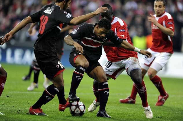 LIEGE , 09 12 2009 CHAMPIONS LEAGUE - Standard Lüttich - AZ Alkmaar - JEREMAIN LENS (AZ, Mitte) gegen MOHAMED SARR - 