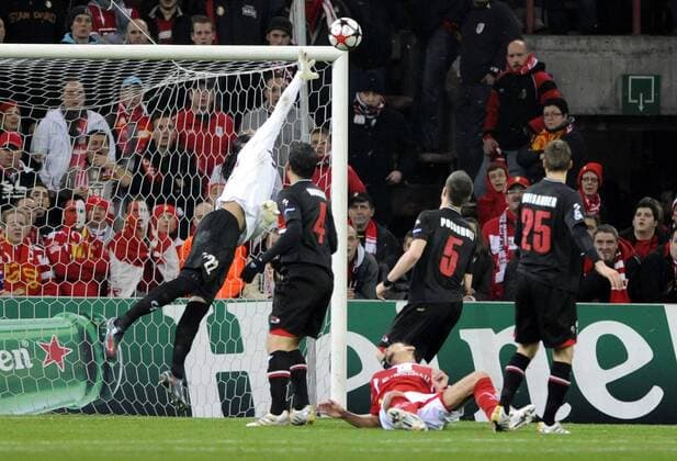 LIEGE , 09 12 2009 CHAMPIONS LEAGUE - Standard Lüttich - AZ Alkmaar - SERGIO ROMERO (AZ, li.) und IGOR DE CAMARGO (Standard, Mitte, liegend) -  o0 Abwehr