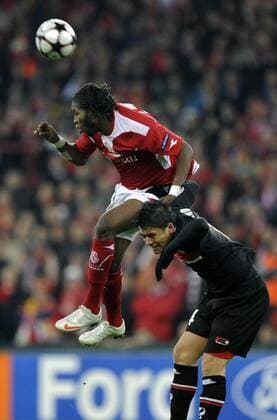 LIEGE , 09 12 2009 CHAMPIONS LEAGUE - Standard Lüttich - AZ Alkmaar - DIEUMERCI MBOKANI (Standard, li.) gegen HECTOR MORENO - 