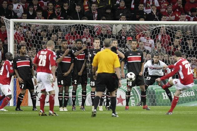 Goalkeeper Sergio Romero (2R, AZ Alkmaar) against Standard de Liege Champions League 2009 2010 xVIxJeroenxPutmansxIVx 77342 o0 Perspektive Spannung Freistoß