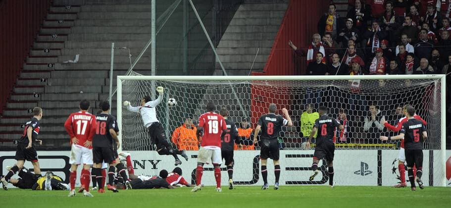 Torwart Sergio Romero (AZ Alkmaar) kassiert das 1:1 gegen seinen Kollegen Sinan Bolat (Standard Lüttich) - Champions League 2009 2010 xVIxMarcelxvanxHoornxIVx 77370 o0 Tor kurios Totale