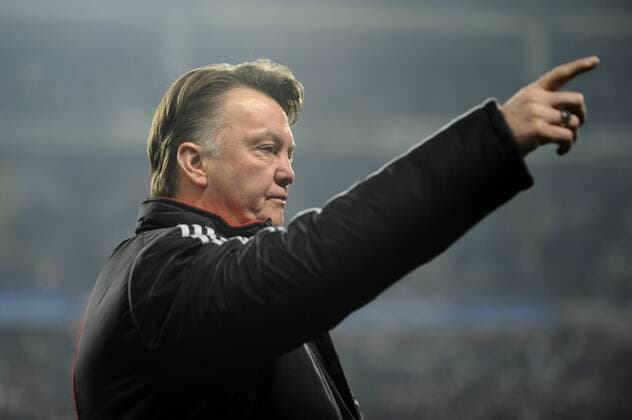 Louis van GAAL (Trainer Bayern München),Brustbild,zeigt nach oben,Gestik,zeigen. Juventus Turin (weiß) - FC Bayern München (rot) 1:4. Champions League Gruppe A 2009 2010.