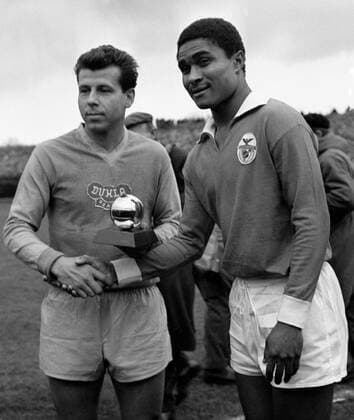 Eusebio (POR, r.) congratulates Josef Masopust (CSSR) on obtaining The Golden Ball for the best European footballer of 1962. (CTKxPhoto KarelxMevald)  o0 Bester Spieler Goldener Ball Ballon dOR d Or Europas Fußballer des Jahres o0 Vsw