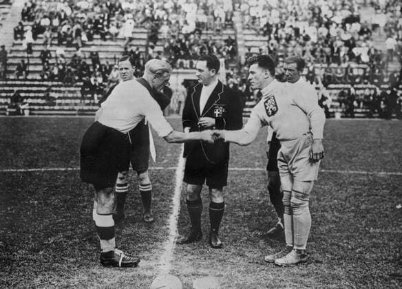 Fritz Szepan (BR Deutschland, l.) und Frantisek Planicka (Tschechoslowakei) bei der Begrüßung, 1934  o0 Nationalteam Länderspiel Kapitän, Spielführer, Mannschaftsführer Nationaltrikot o0 Vsw