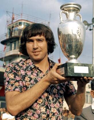 Anton Ondrus, captain of Czechoslovakia soccer team, with the trophey of European Champions at the airport Prague-Ruzyne on June 21, 1976, . (CTKxPhoto PavelxKhol)  o0 Nationalteam EM Europameister Pokal Trophäe Sieg Ankunft Objekt Flughafen