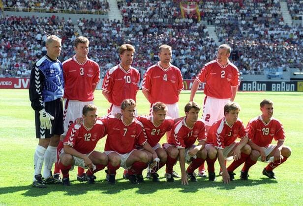 Mannschaftsfoto Dänemark, hi. v. li.: Torwart Peter Schmeichel, Marc Rieper, Michael Laudrup, Jes Hogh, Michael Schjönberg, vorn: Sören Colding, Allan Nielsen, Martin Jörgensen, Brian Laudrup, Thomas Helveg und Ebbe Sand Fußball WM Herren WM 1998, Länderspiel, Nationalteam, Nationaltrikot Totale Toulouse