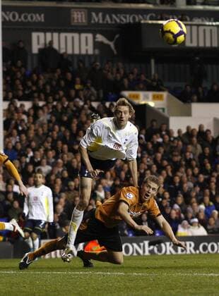 Tottenham s Peter Crouch (top) tussles with Wolverhampton s Christophe Berra Barclays Premier League Tottenham Hotspur v Wolverhampton Wanderers 12th December, 2009 EDITORIAL USE ONLY. No use with unauthorised audio, video, data, fixture lists, club league logos or live services. Online in-match use limited to 120 images, no video emulation. No use in betting, games or single club league player publications. o0 Spannung