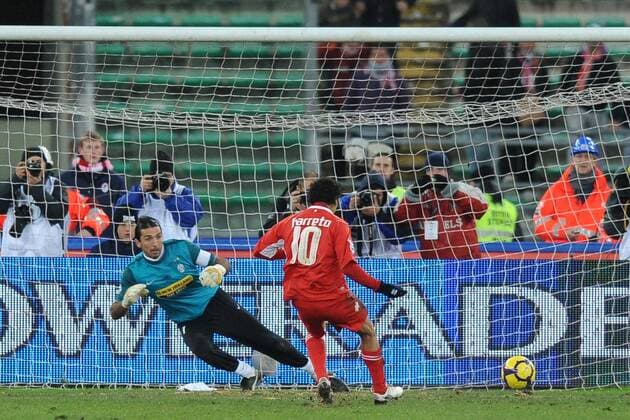 AS Bari - Juventus Turin: Paulo Barreto (Bari) erzielt per Elfmeter gegen Torwart Gianluigi Buffon (Juventus) das Tor zum 2:1 