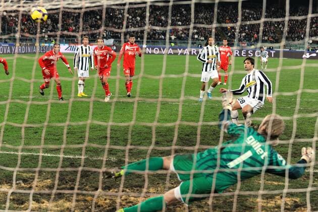 AS Bari - Juventus Turin: Diego (Juventus) verschießt einen Elfmeter  o00 Hintertor, Hintertorkamera, Hintertorperspektive