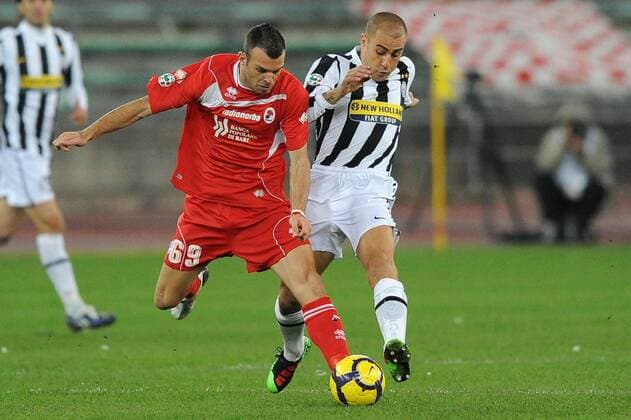 AS Bari - Juventus Turin: Riccardo Meggiorini (Bari, li.) gegen Fabio Cannavaro (Juventus) 