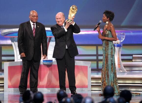 Football FIFA World Cup 2010 Final Draw South African President Jacob Zuma (L) with FIFA President Joseph S Blatter (SUI) with the World Cup Trophy during the Final Draw held at the Cape Town International Convention Centre (CTICC) 04 12 2009  o0 Funktionär people Politik Sepp Objekte Pokal Trophäe