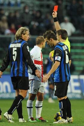 Bergamo 13 12 2009 - Serie A Atalanta Bergamo (blau) vs. Inter Mailand (weiß) Wesley Sneijder (Mitte) sieht rot 