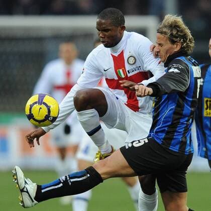 Bergamo 13 12 2009 - Serie A Atalanta Bergamo (blau) vs. Inter Mailand (weiß) Samuel Eto o (li.), Thomas Manfredini 