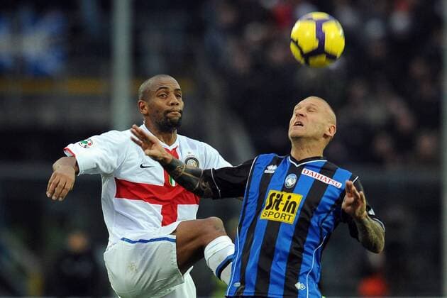 Bergamo 13 12 2009 - Serie A Atalanta Bergamo (blau) vs. Inter Mailand (weiß) Maicon (li.), Diego De Ascentis 