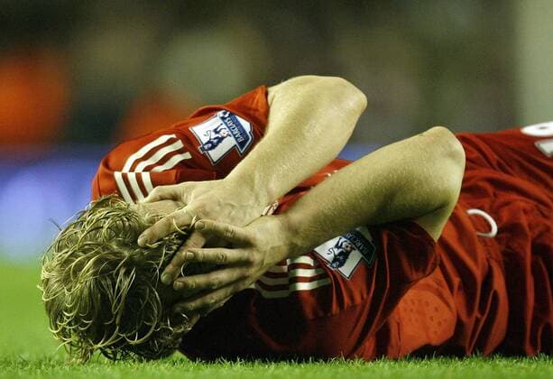 Liverpool s Dirk Kuyt injured --- Premier League: FC Liverpool (red) vs. FC Arsenal London (black), 13th December, 2009 EDITORIAL USE ONLY. No use with unauthorised audio, video, data, fixture lists, club league logos or live services. Online in-match use limited to 120 images, no video emulation. No use in betting, games or single club league player publications. o0 Verletzung
