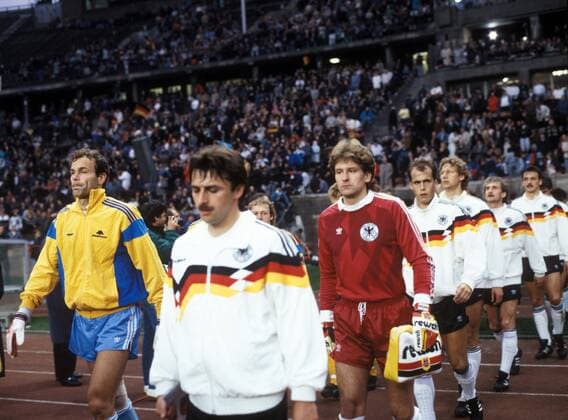 v.l.: Torwart Möller (Schweden), Klaus Allofs, Torwart Eike Immel und Michael Frontzeck (alle BR Deutschland) Fußball Herren DEUTSCHSPRACHIGE SPORTZEITSCHRIFTEN UND -ZEITUNGEN NUR NACH RÜCKSPRACHE 1988 Gruppe Berlin