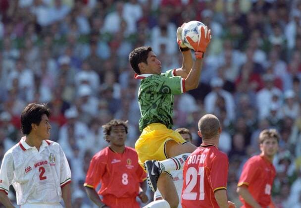Torwart Jorge Campos (Mexiko) zwischen Danny Boffin (21) und Luis Oliveira (8, beide Belgien) Fußball WM Herren WM 1998, Länderspiel, Nationalteam, Nationaltrikot, Belgien - Mexiko 2:2 Gruppe Bordeaux Abwehr, Dynamik,