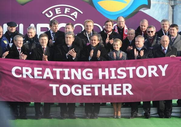 Kiev, Ukraine 14 12 2009 EURO 2012 logo nad slogan - Creating History Together first shown at a press conference in Kiev. In the picture: UEFA president Michel Platini (France), PZPN president Grzegorz Lato (Poland), FFU president Grigoriy Surkis (UKR), premier minister Yulia Tymoshenko and president Victor Yushchenko (both UKR) -  EN_00298567_013 o0 Funktionär Politik people o00 Schriftzug